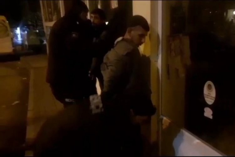 Bursa'da gece bek&ccedil;ileri yabancı uyruklu uyuşturucu satıcısını su&ccedil;&uuml;st&uuml; yakaladı