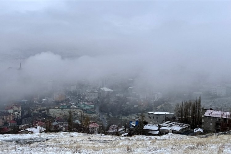 Hakkari'de kar ve sis ulaşımı aksatıyor