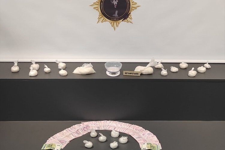 Samsun'da ş&uuml;phelileri takip eden polis, toprağa g&ouml;m&uuml;l&uuml; uyuşturucu buldu