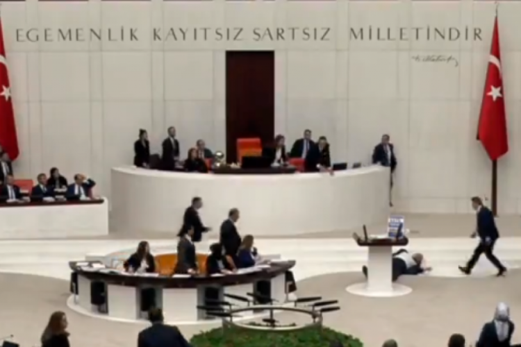Saadet Partili Hasan Bitmez, Meclis k&uuml;rs&uuml;s&uuml;nde bayıldı!