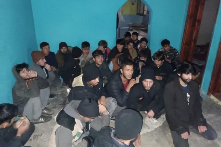 Ağrı'da 48 Afgan g&ouml;&ccedil;men yakalandı