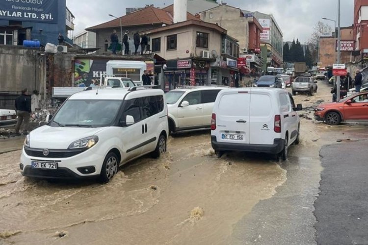 Trabzon'da yollar dakikalar i&ccedil;inde g&ouml;le d&ouml;nd&uuml;!