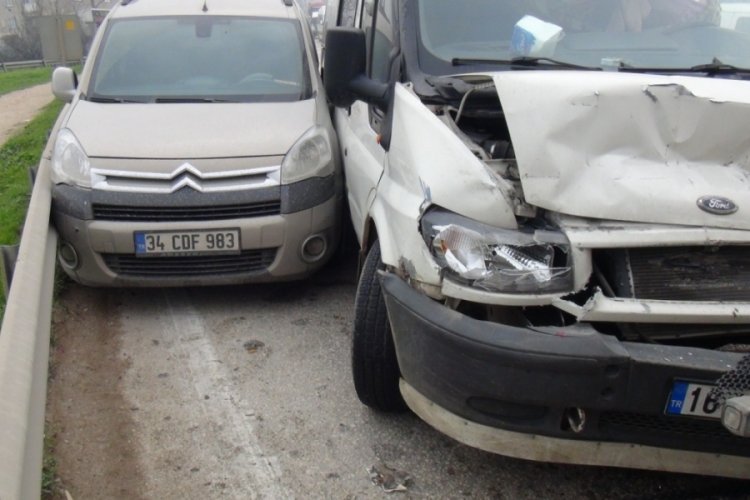 Bursa'da tankerden yağ sızınca kayganlaşan yolda 7 ara&ccedil; birbirine girdi
