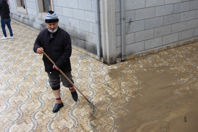 Trabzon'da i&ccedil;me suyu hattı patladı
