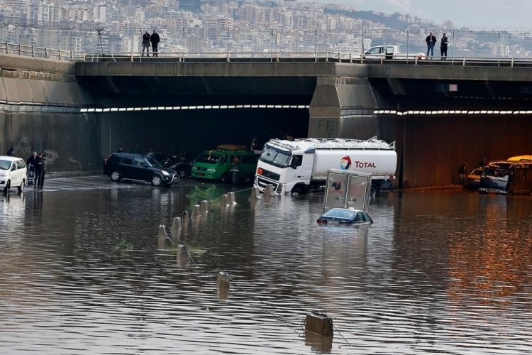 Beyrut Uluslararası Havalimanı'nı su bastı