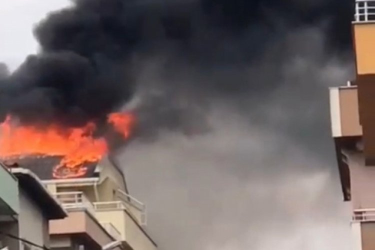 İstanbul'da 4 katlı apartmanın &ccedil;atısı alev alev yandı!