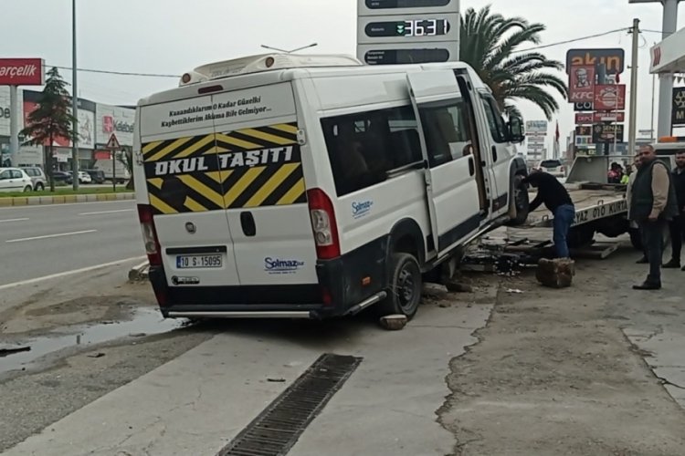 Balıkesir'de servis minib&uuml;s&uuml; ile otomobil &ccedil;arpıştı! 6 yaralı