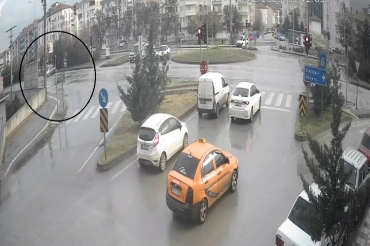 &Ccedil;orum'da kaza anı g&uuml;venlik kamerasına yansıdı