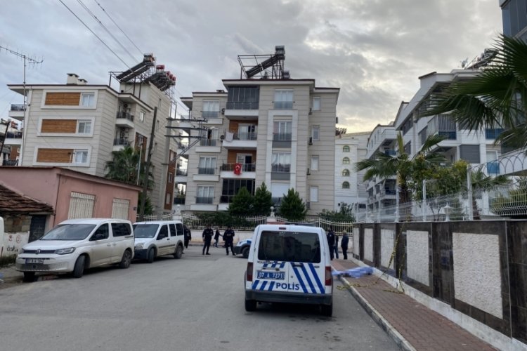Antalya'da kaldırımda erkek cesedi bulundu