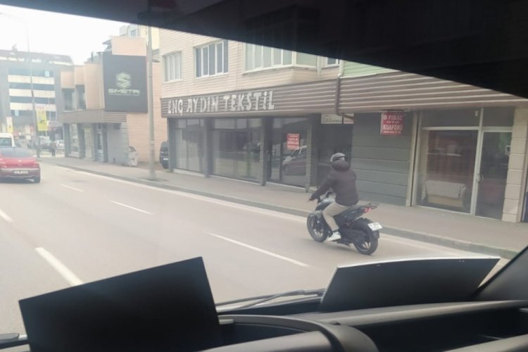 Bursa'da motosiklet s&uuml;r&uuml;c&uuml;s&uuml;nden tehlikeli yolculuk!