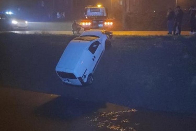 D&uuml;zce'de hafif ticari ara&ccedil; dereye u&ccedil;tu! 4 kişi kurtarıldı