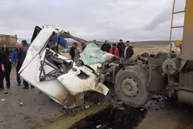 Elazığ'da iki kamyon &ccedil;arpıştı: 2 ağır yaralı
