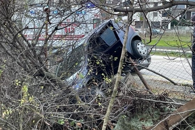 Bolu'da kontrolden &ccedil;ıkan otomobil evin bah&ccedil;esine devrildi