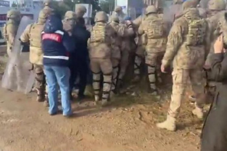 Şanlıurfa'da iş&ccedil;ilerle jandarma arasında gerginlik!
