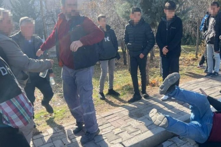 Akılalmaz olay! &Ouml;ğrencilerin şakası velilerin kavgasıyla bitti