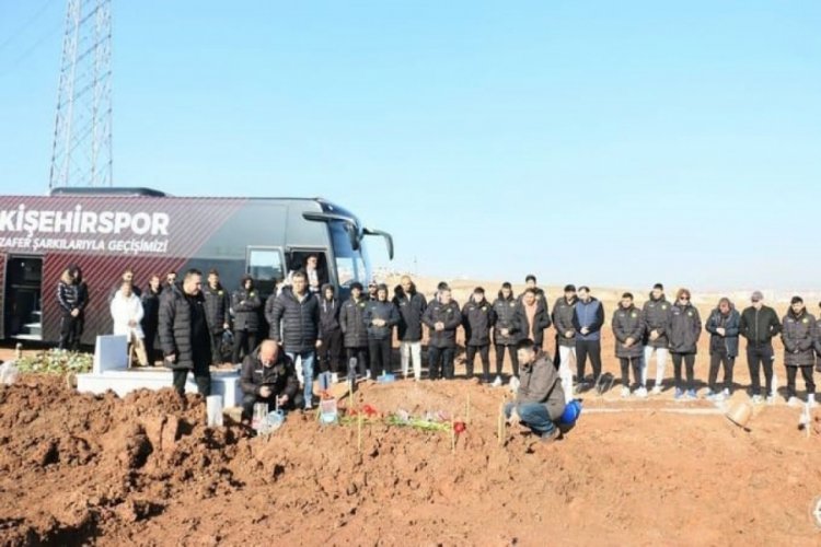 Eskişehirspor Kul&uuml;b&uuml; emektar aş&ccedil;ısının mezarını ziyaret etti