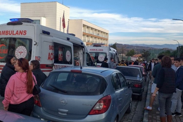 Yurtta kalan &uuml;niversite &ouml;ğrencileri zehirlenme ş&uuml;phesiyle hastaneye kaldırıldı