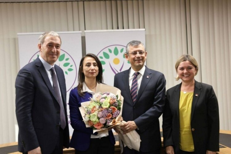 &Ouml;zg&uuml;r &Ouml;zel, DEM Parti'yi ziyaret etti