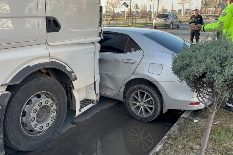 Aksaray'da tır ile otomobil &ccedil;arpıştı! 3 kişi yaralandı