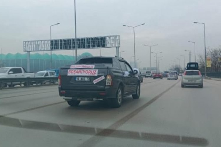 Bursa'da arabasını "Boşanıyoruz" diye yazdırıp s&uuml;sleyen gen&ccedil; kadın, şovun yeni başladığını s&ouml;yledi