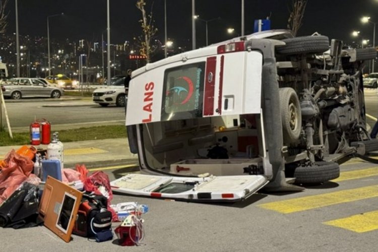 Ankara'da otomobilin &ccedil;arptığı ambulans devrildi