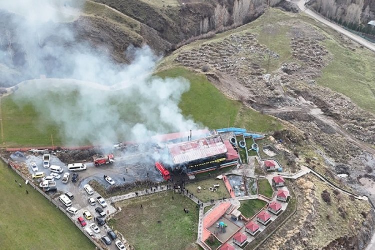 Bitlis'te iş yerinde &ccedil;ıkan b&uuml;y&uuml;k &ccedil;aplı yangın havadan g&ouml;r&uuml;nt&uuml;lendi