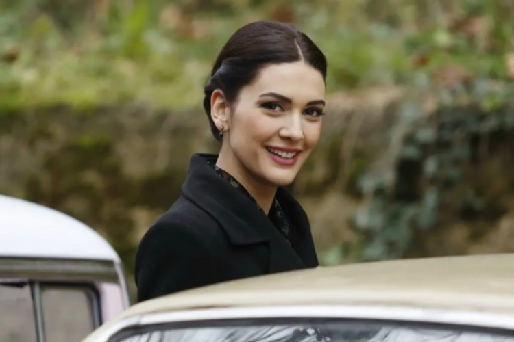 Berg&uuml;zar Korel, 'Kur'an' s&ouml;zleri &uuml;zerine a&ccedil;ıklama yaptı!
