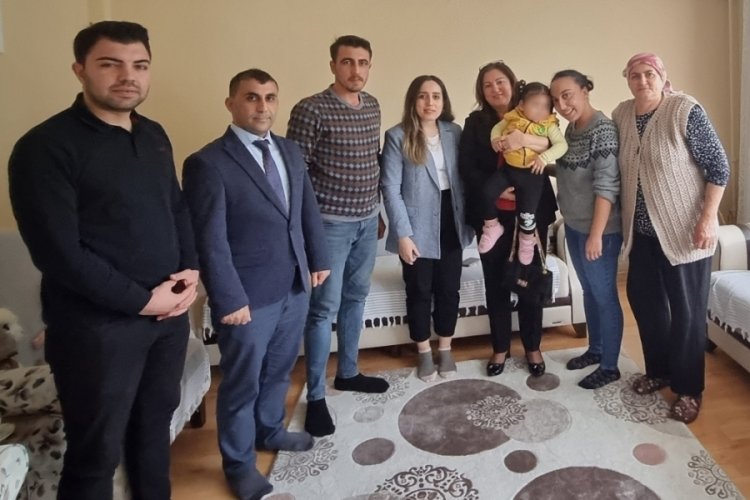 Manisa valisi ve eşinden koruyucu aileye ziyaret