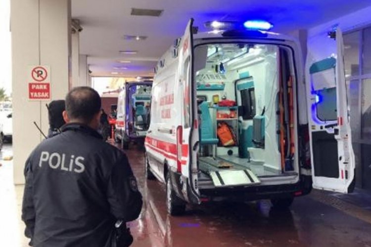 Liselilerin 'yan baktın' kavgasında bir &ouml;l&uuml;, bir yaralı