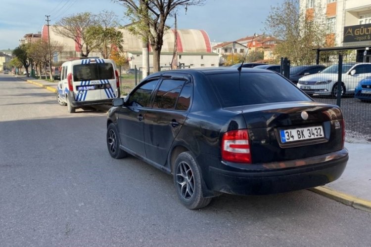 Kocaeli'nde park halindeki ara&ccedil;ta silahla vurulmuş halde bulundu!