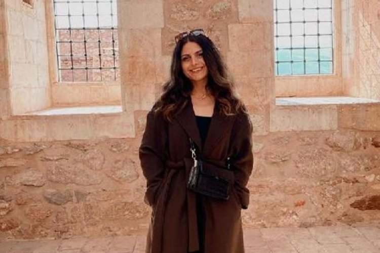 Anaokulu &ouml;ğretmeni gen&ccedil; kadın 7 katlı binanın &ccedil;atı katından atlayarak hayatını kaybetti