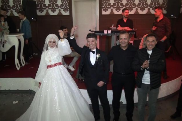 Evlenen polis &ccedil;ifti, meslektaşları birbirine kelep&ccedil;eledi!