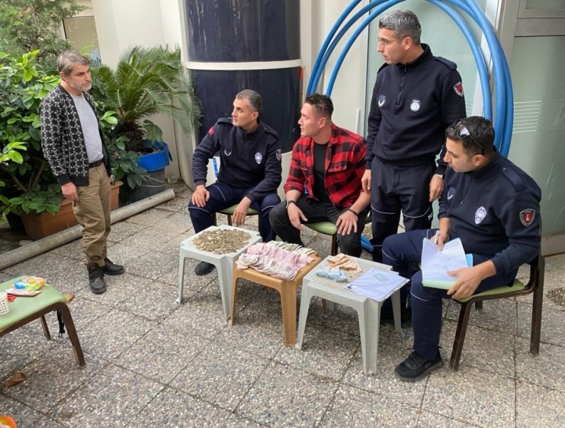 İzmir'de 51'inci kez yakalanan dilenci 3 saatte 700 lira topladı