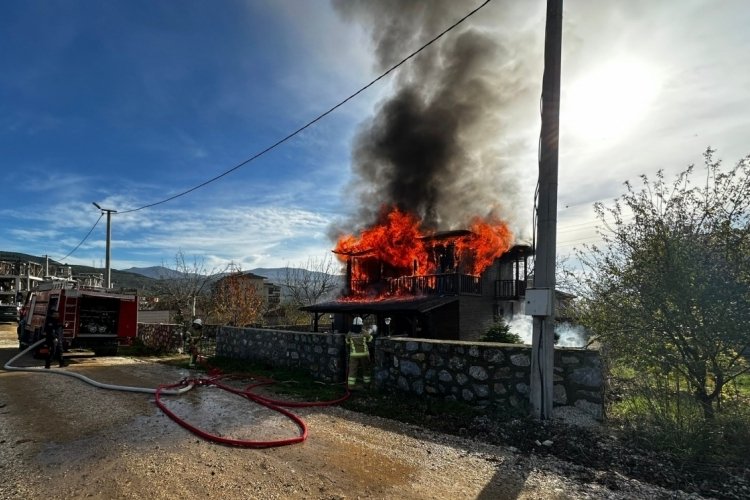 Bursa Gemlik'te iki katlı ev alevlere teslim
