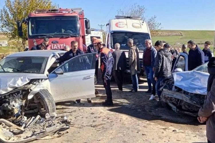 Adıyaman'da iki otomobil &ccedil;arpıştı; 1 &ouml;l&uuml;, 3 yaralı
