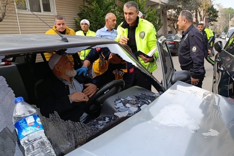 Bursa'da freni tutmayan otomobil kontrolden &ccedil;ıktı! Yaşlı &ccedil;ift &ouml;l&uuml;mden d&ouml;nd&uuml;