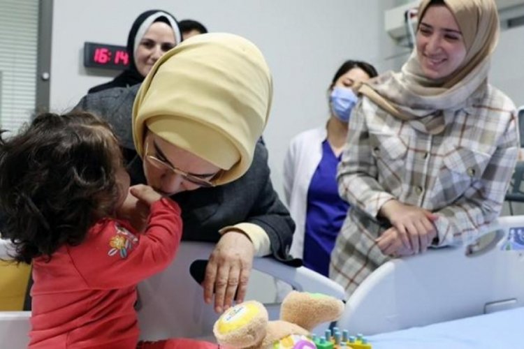 Emine Erdoğan, tedavi g&ouml;ren Filistinli &ccedil;ocukları ziyaret etti
