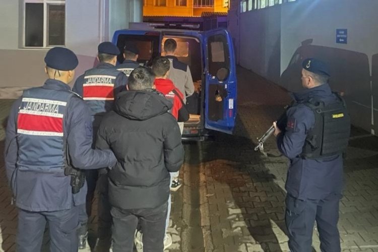 Samsun'da &ccedil;aldıkları kredi kartıyla alışveriş yapan 3 hırsız yakalandı