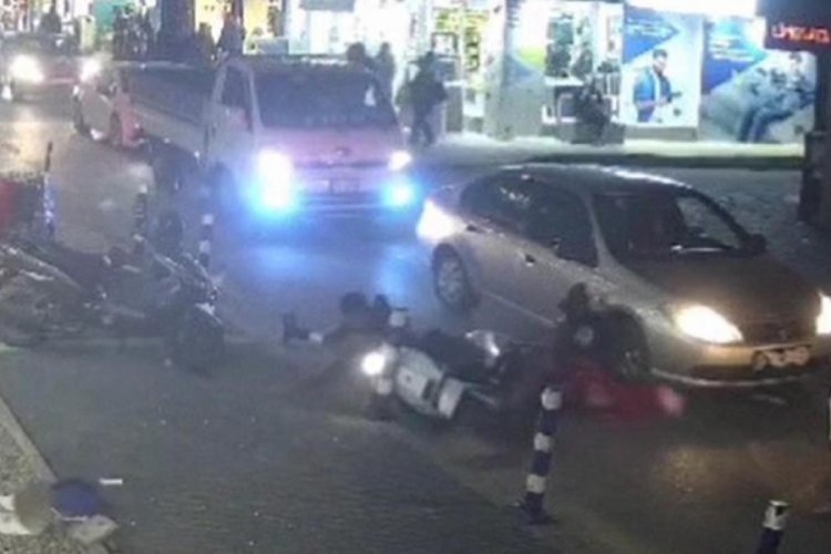 Aydın'da yaya olan kuryeye, motosikletli kurye &ccedil;arptı! 2 yaralı