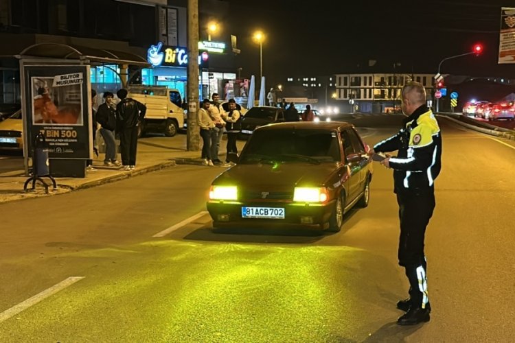 D&uuml;zce'de ara&ccedil;lara ışık donanımı denetimi! S&uuml;r&uuml;c&uuml;lere ceza yağdı