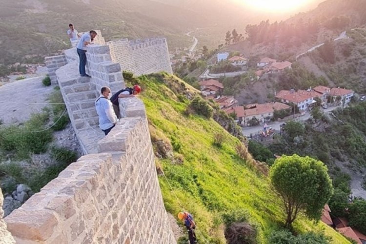 Oğlunu surlardan iterek &ouml;l&uuml;m&uuml;ne sebep olan anneye m&uuml;ebbet hapis