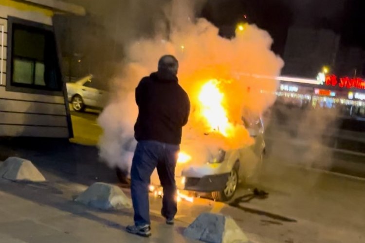 İstanbul'da park halindeki otomobil alev alev yandı