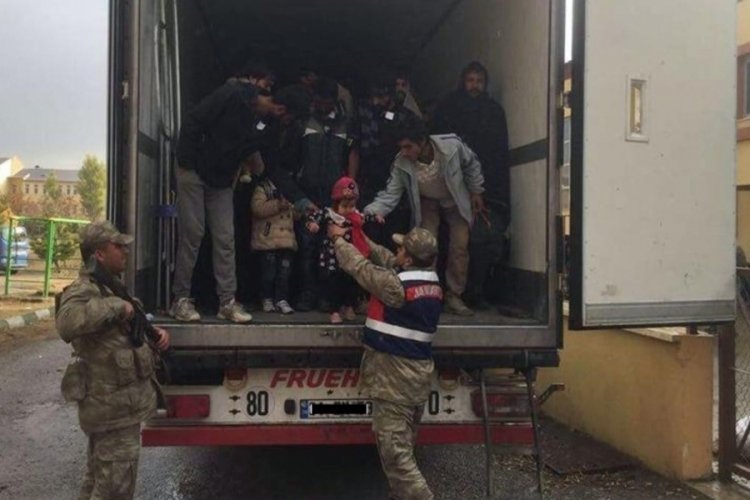 29 Suriyeli g&ouml;&ccedil;men tır dorsesinde yakalandı!