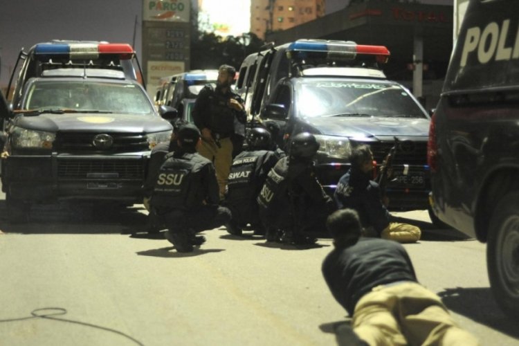 Pakistan'da militanların saldırısında 2 polis &ouml;ld&uuml;