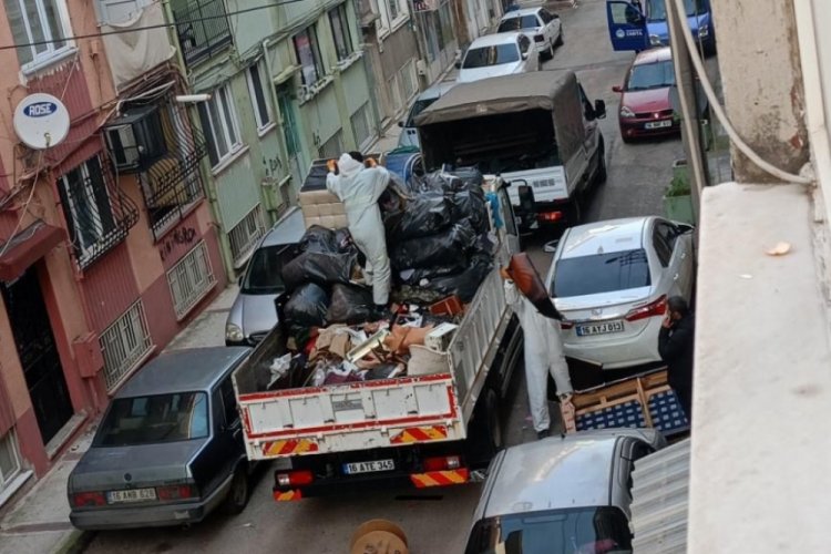 Bursa'da k&ouml;t&uuml; kokuların y&uuml;kseldiği evden kamyon dolusu &ccedil;&ouml;p &ccedil;ıktı