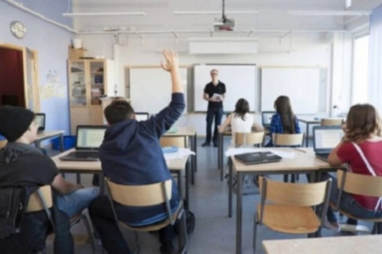 İsve&ccedil;'te &ouml;ğretmenin verdiği &ouml;dev tepki &ccedil;ekti: G&ouml;revden uzaklaştırıldı
