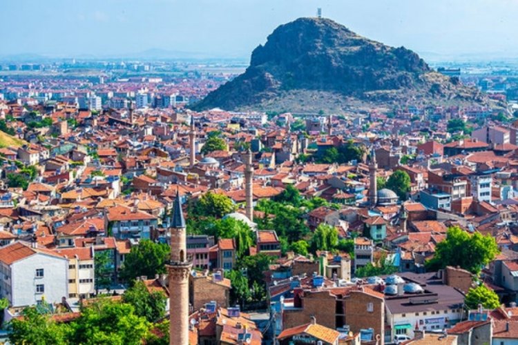 Afyon'da parkta oturan şahıs kazara t&uuml;fekle kendini vurdu!