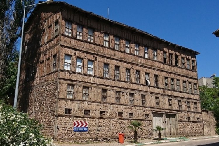Bursa'da tarihi 1800'l&uuml; yıllara dayanan bina yıkılma tehlikesi yaşıyor!