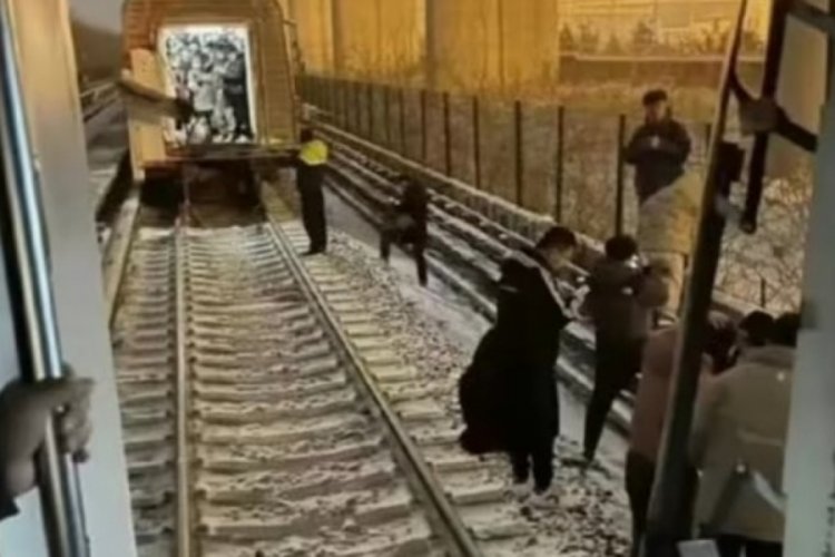 &Ccedil;in'de iki metro treni &ccedil;arpıştı!