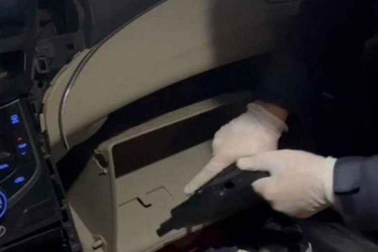 Antalya'da nefes kesen operasyon! Hepsi otomobilin &ouml;n konsolundan &ccedil;ıktı